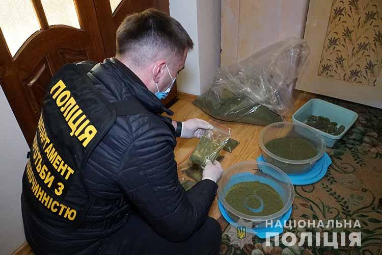 Понад 7 кілограмів наркотиків виявили поліцейські в жителя Тернопільщини