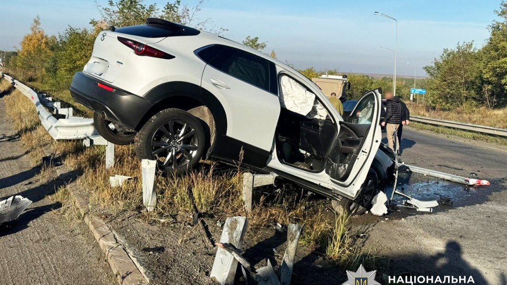 Поспішали: Mazda врізалась у відбійник
