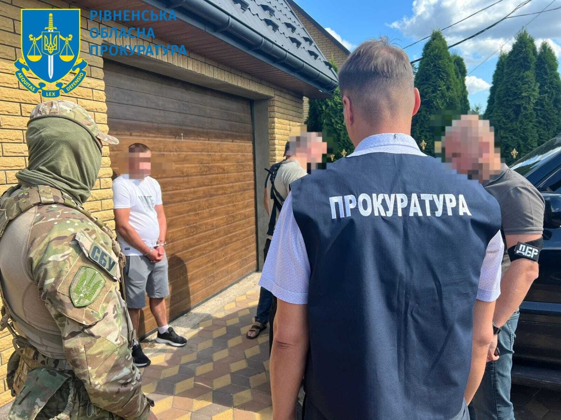 Працівника ДСНС Сарненщини та його спільника підозрюють у незаконних оборудках з бурштином