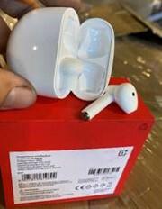 Прикордонники вилучили навушники OnePlus, бо вирішили, що це підроблені AirPods