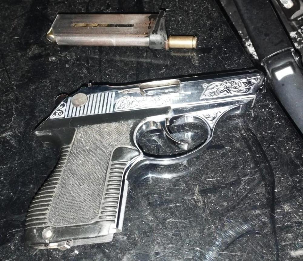 Прикордонники знайшли зброю, а собака винюхав наркотики