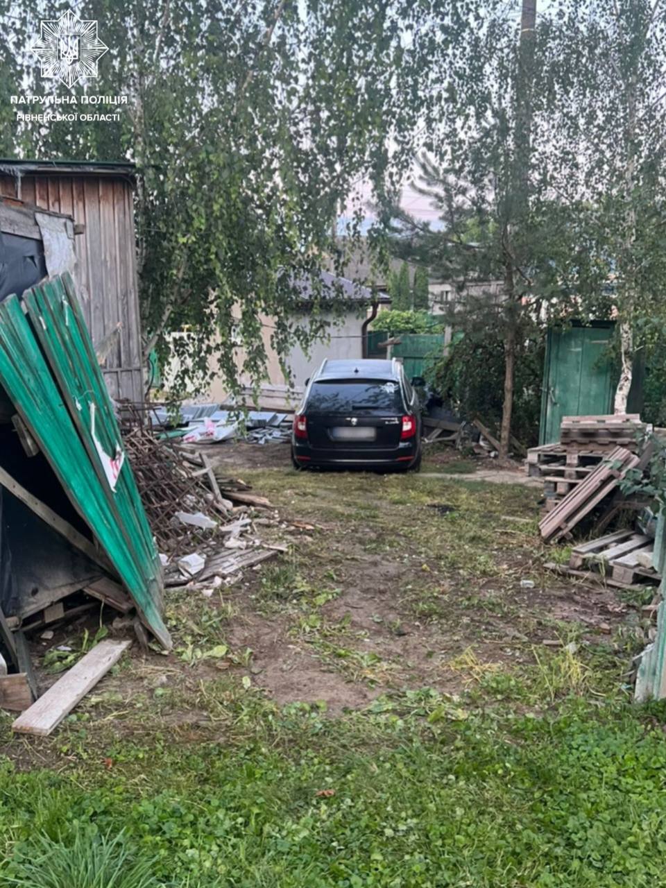 Протаранила паркан, бо сіла за кермо напідпитку