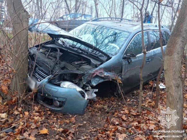 Протаранив три автомобілі і врізався у дерево