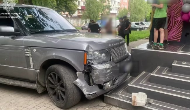П’яний водій утікав від патрульних та врізався в магазин