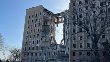 Російські військові влучили в будівлю Миколаївської ОДА, шукають 11 людей – Кім