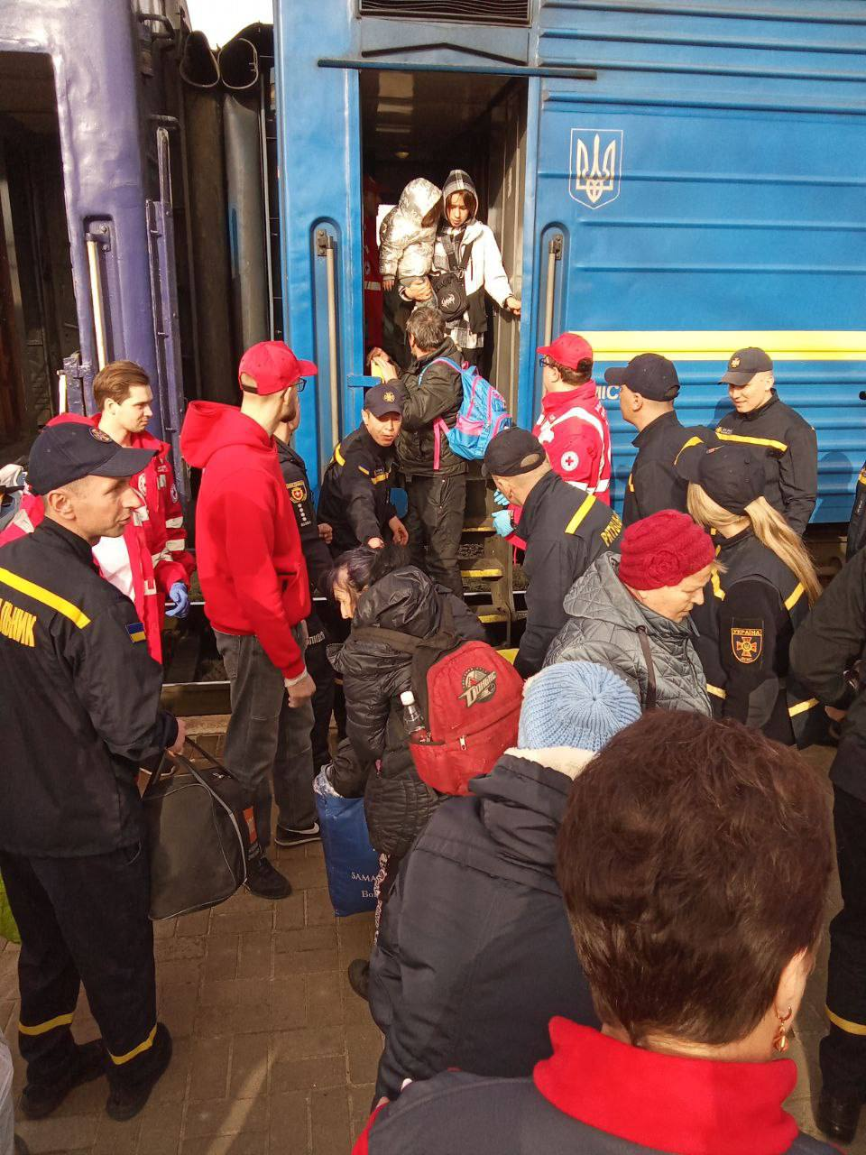 Рівненщина зустріла другий евакуаційний потяг із Донецької області