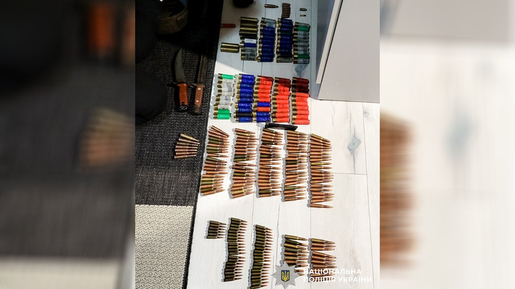 Роззброїли: гранати, автомат, штик-ножі, патрони вилучили у мешканця Рівненщини