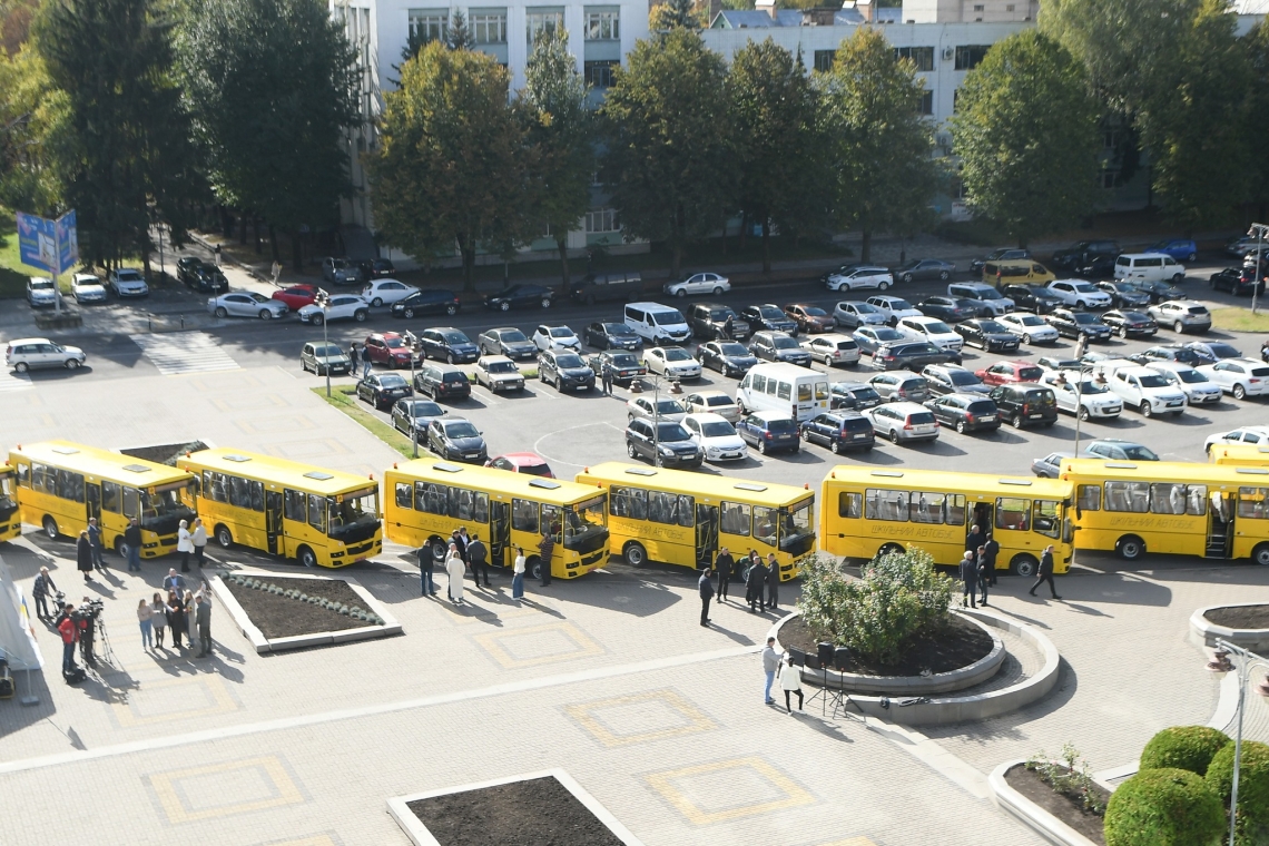 Шкільні автобуси поїхали до громад Рівненщини 