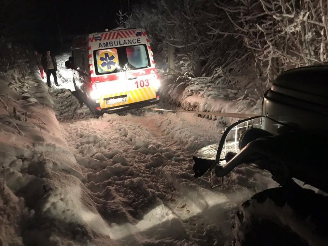 Швидка, шкільний автобус та вантажівки: на Рівненщині із снігового полону визволяли транспорт