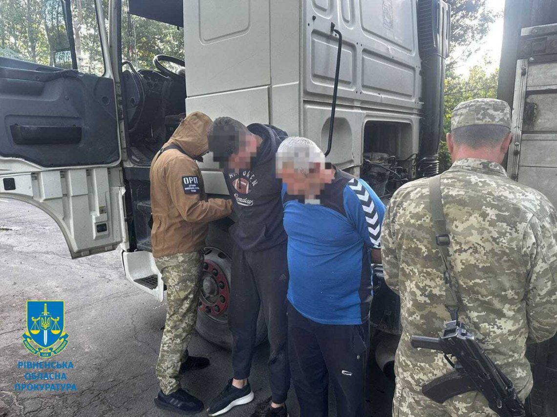 Сховав ухилянта під кріслом у вантажівці