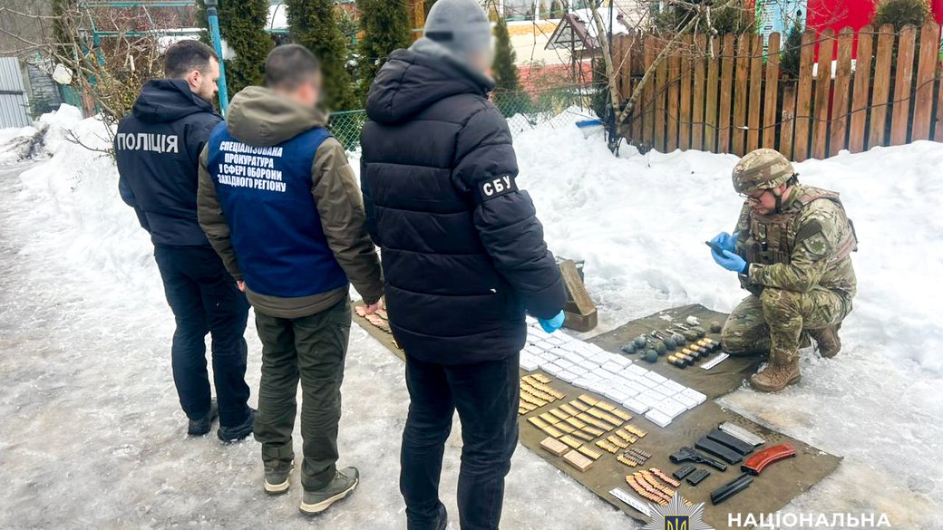 Скупляв зброю і продавав: на Рівненщині у командира вилучили арсенал зброї  