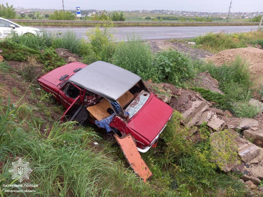 Спершу в’їхав у стовп, а потім у кювет