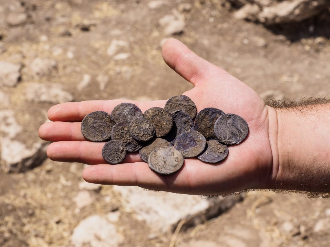 Стародавні монети та комплекс таємних печер археологи знайшли на фермі в Ізраїлі (фото)