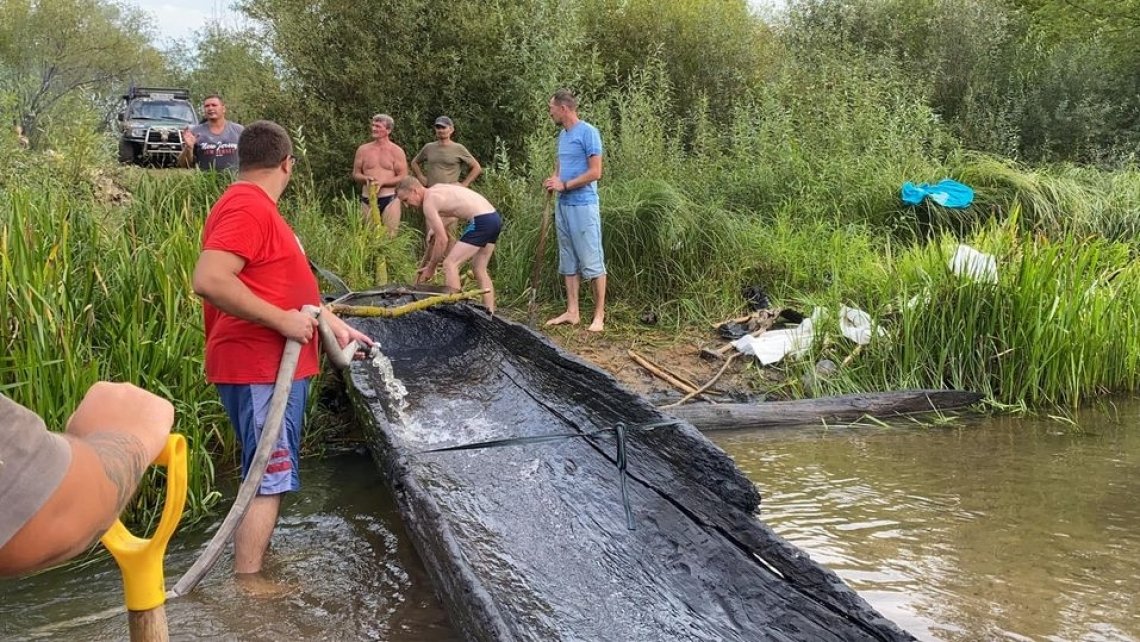 Стародавній човен-довбанку підняли із річки на Березнівщині