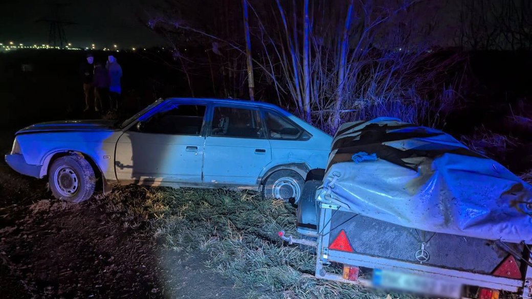 Стояв на узбіччі дороги: легковик збив чоловіка