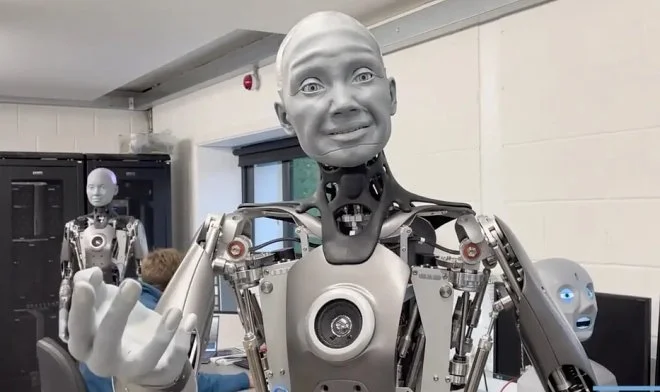 Страшна істота: робота з «обличчям людини» показали у дії