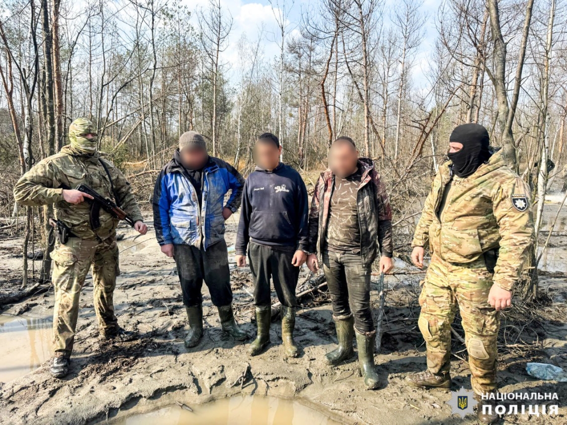 Судитимуть братів, які пів року незаконно мили бурштин