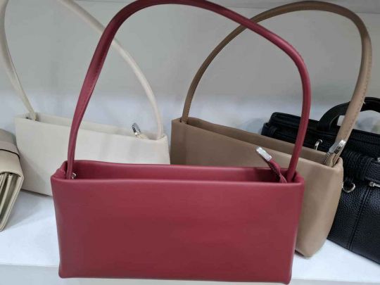 Сумка цього кольору на піку моди: можливо, така є й у вашій шафі