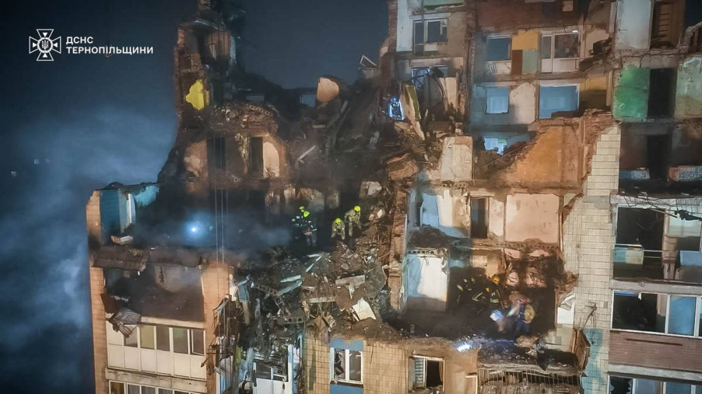 Третю добу триває розбір завалів  у Тернополі після російського удару: вже 28 загиблих