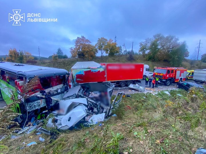 Троє - загиблих, ще 35 травмовано: масштабна ДТП на об’їзній Львова