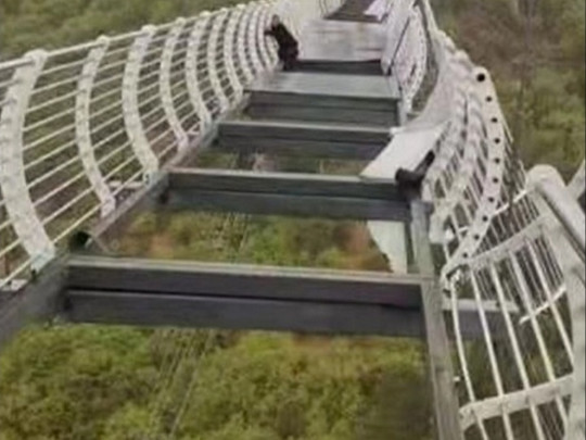 Турист застряг на висоті 100 метрів, коли під ним почав валитися скляний міст