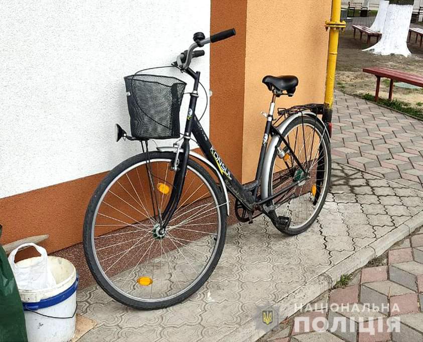 У Городку біля місцевого магазину викрали велосипед 