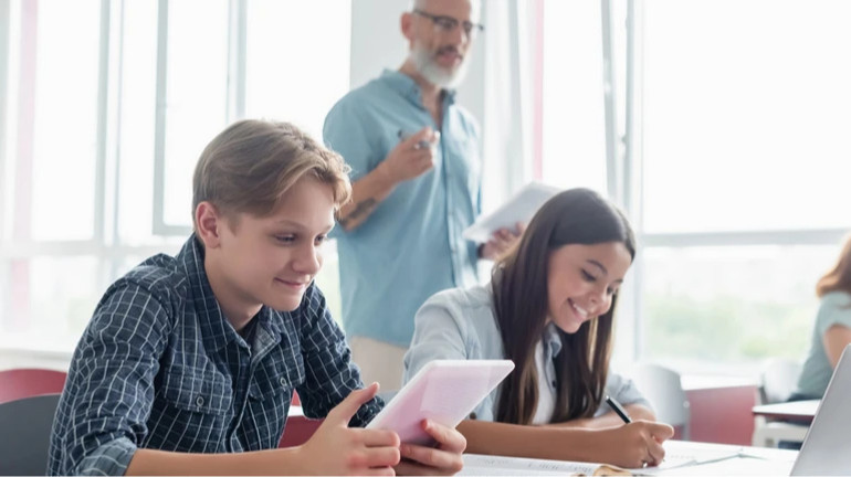 У Греції навчатимуть учителів, як використовувати ШІ під час уроків