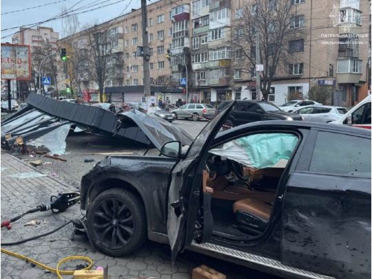 У Хмельницькому автомобіль влетів у зупинку, загинули люди