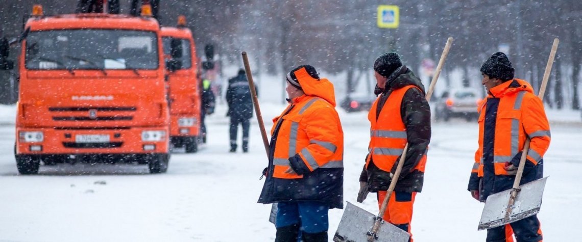 У Києві комунальники вирішили укласти асфальт під час хуртовини. Відео