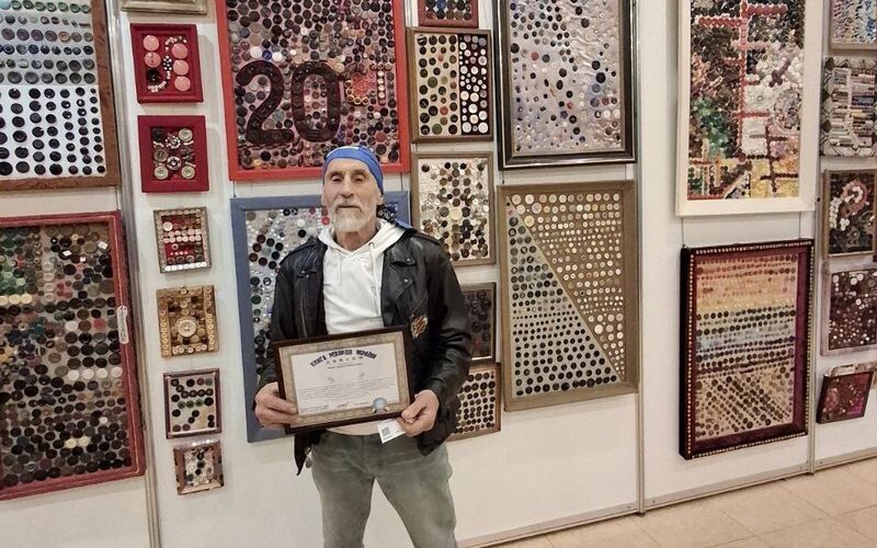 У Києві відкрили унікальну виставку картин із 60 тисяч гудзиків