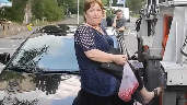 У Києві жінка залізла на капот авто, аби його не забрав евакуатор: відео
