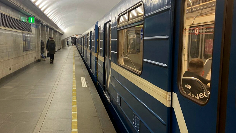 У київському метро пасажир у вагоні смажив сосиску (відео)