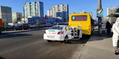 У Києві п`яний таксист врізався у маршрутку, з якої виходили пасажири