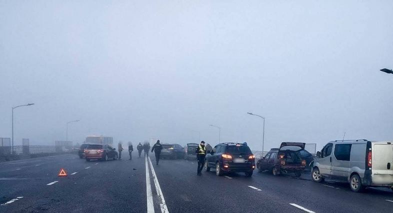  У Львові через туман на мості зіштовхнулося 27 автомобілів