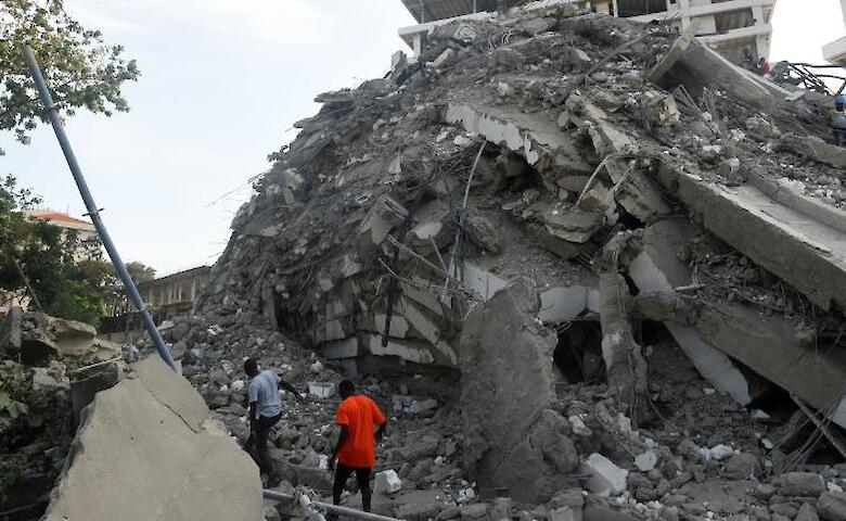 У Нігерії рятувальники відмовлялися шукати під завалами багатоповерхівки понад 100 зниклих безвісти