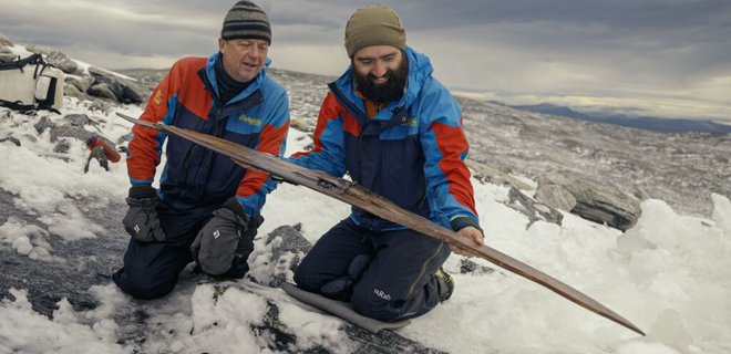 У Норвегії під льодом знайшли лижу, якій 1300 років - фото