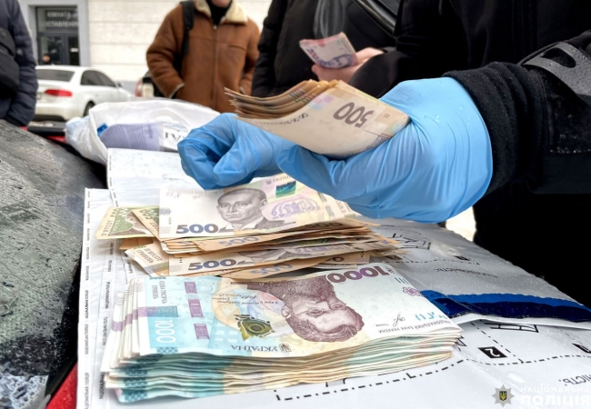 У пенсіонерки з Рівного видурили 96 тисяч гривень, але більшу частину грошей їй повернули
