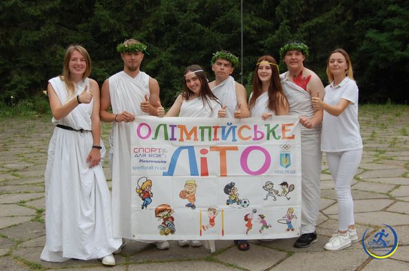У пишних вінках та шатах давньогрецьких богів: на Рівненщині креативно розпочалися спортивні змагання
