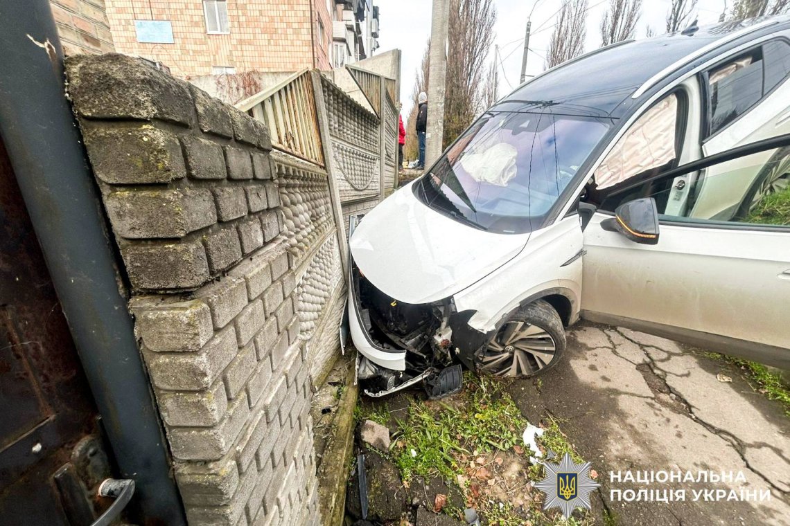 У Рівному автомобіль в’їхав у паркан