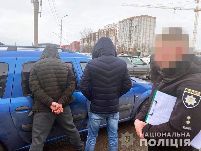 У Рівному двоє чоловіків ошукали пенсіонерку на понад 140 тисяч гривень