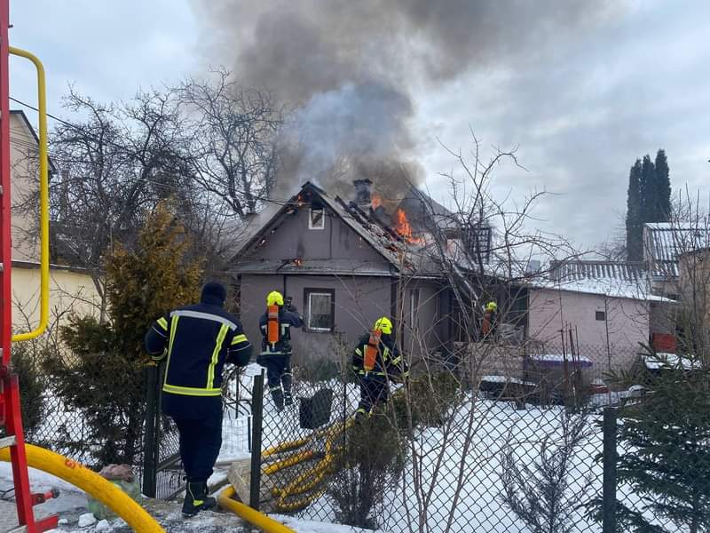 У Рівному горить житловий будинок