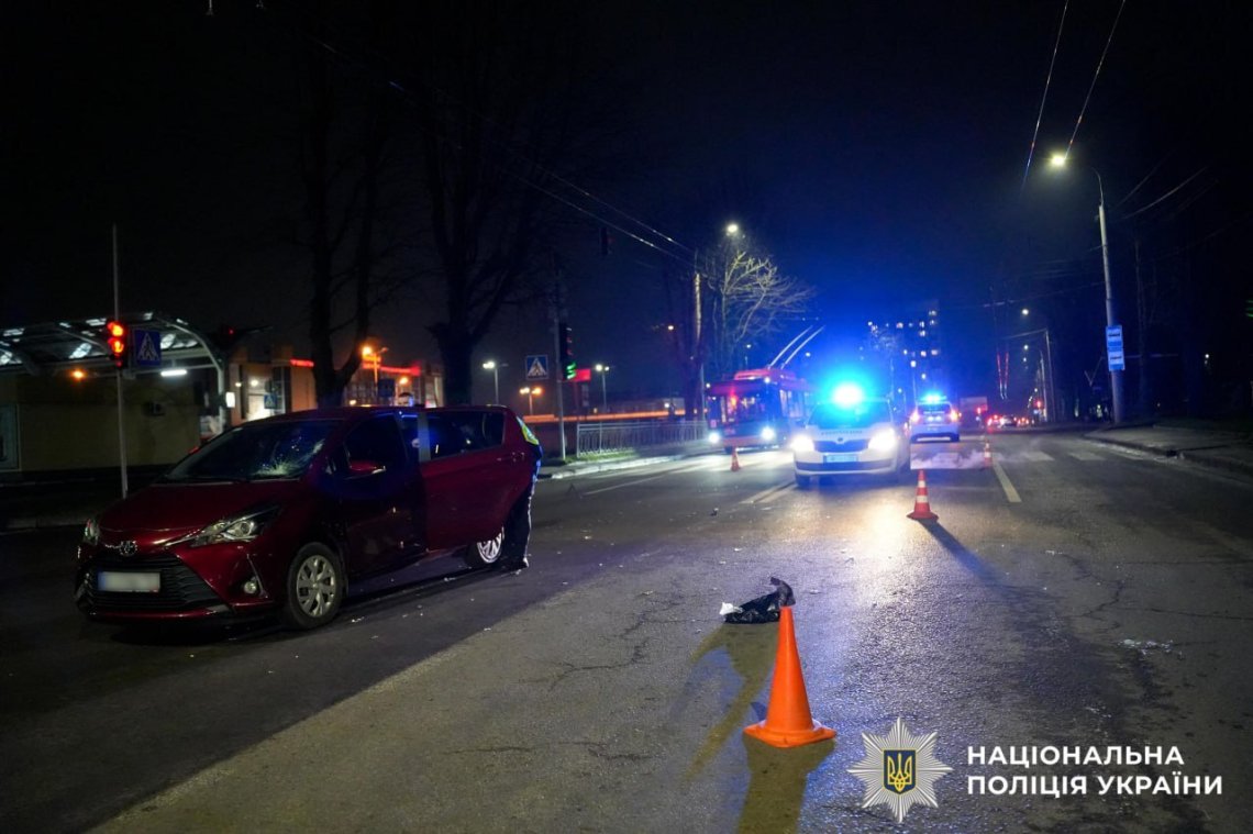 У Рівному на переході збили жінку: вона у реанімації 