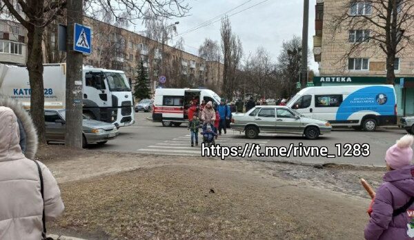 У Рівному під колеса авто потрапила дитина