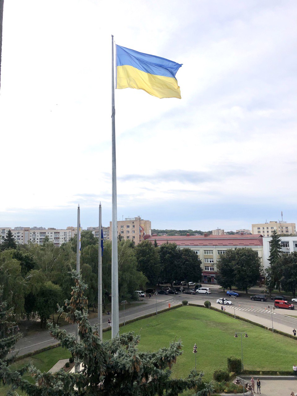 У Рівному підняли найбільший в області синьо-жовтий стяг – разом із тисячами прапорів в Україні