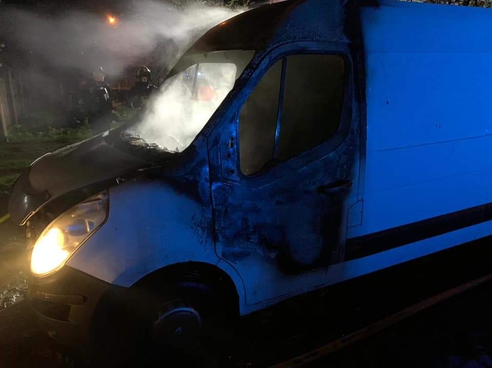 У Рівному рятувальники вночі загорівся мікроавтобус
