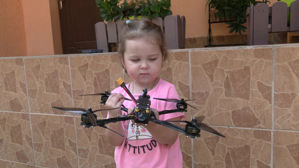 У Рівному трирічна дівчинка передала дрон для ЗСУ, який їй подарували на день народження