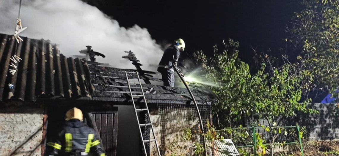 У Сарнах пожежники врятували від вогню два будинки (ВІДЕО)