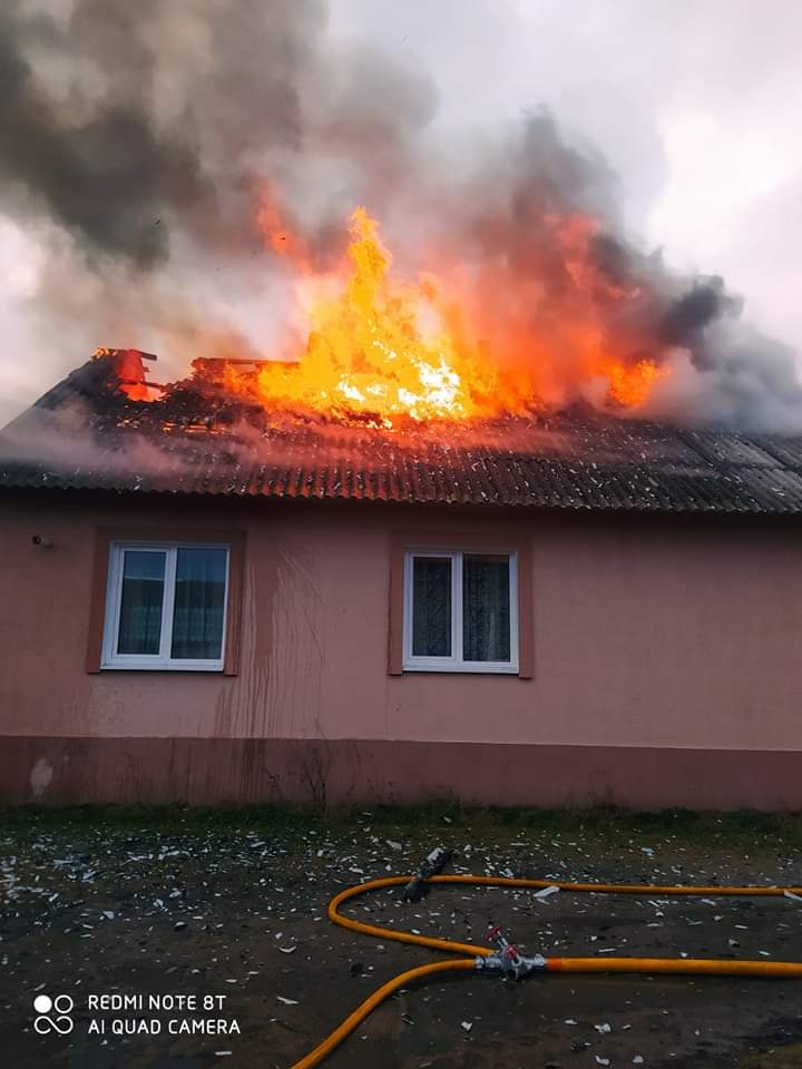 У Сарнах вогонь знищив дах житлового будинку