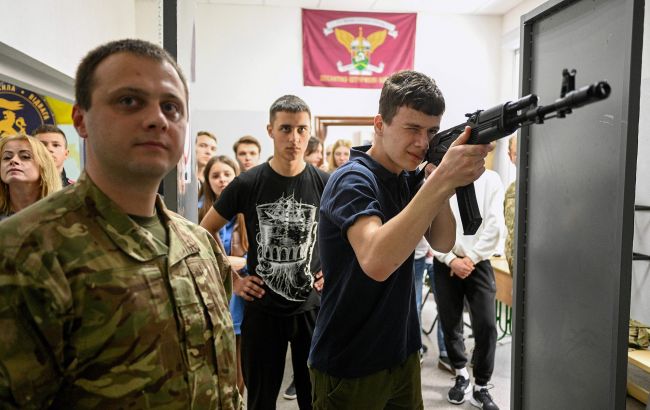 У школах - обов`язкова базова військова підготовка