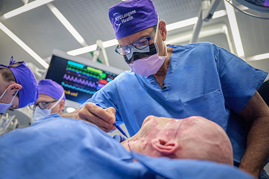 У США провели першу в світі трансплантацію ока